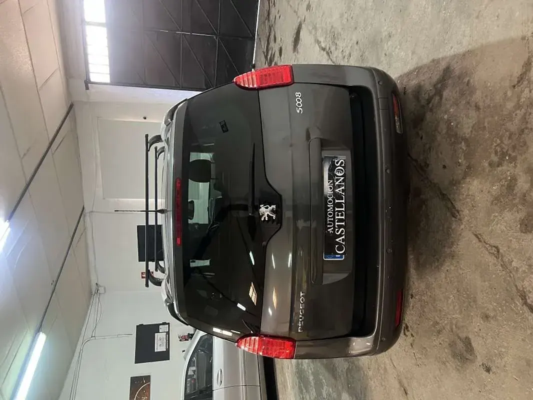Usado Peugeot 5008 Active 111 CV (81 kW) 2012 Verde Monovolumen
