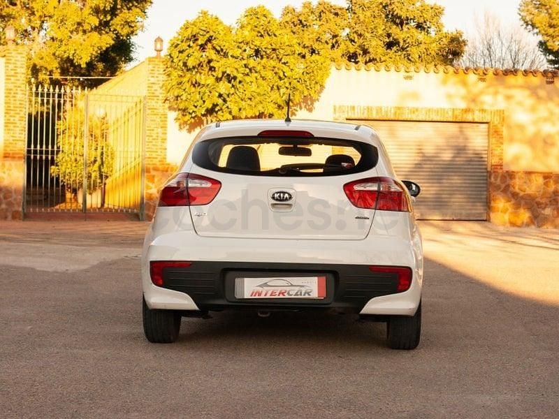 Usado Kia Rio 75 CV (55 kW) 2015 Blanco Berlina