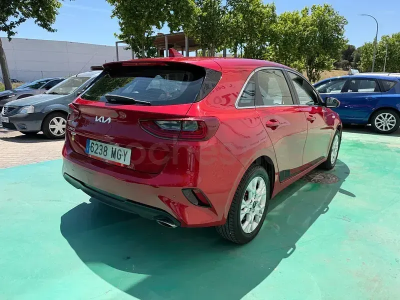 Usado Kia Ceed 136 CV (100 kW) 2023 Rojo Utilitario