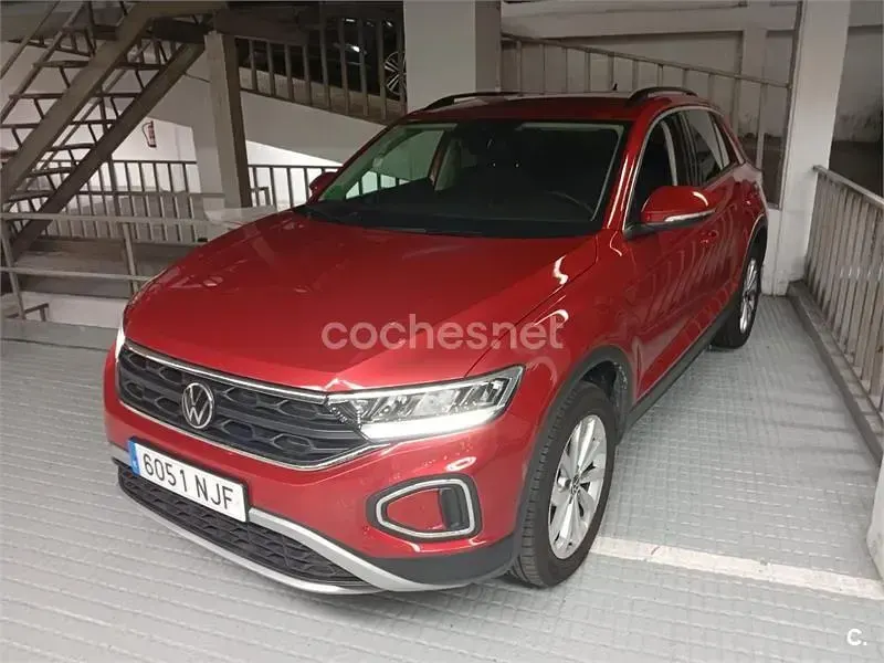Usado VW T-Roc Life 150 CV (110 kW) 2025 Rojo SUV