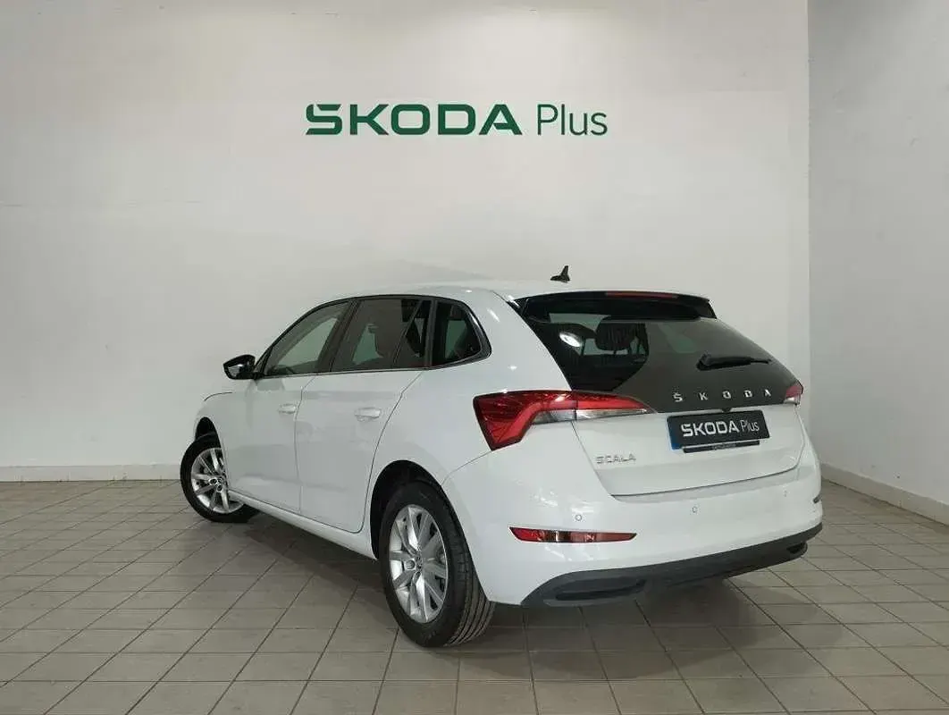 Usado Skoda Scala Ambition 110 CV (80 kW) 2022 Blanco Utilitario