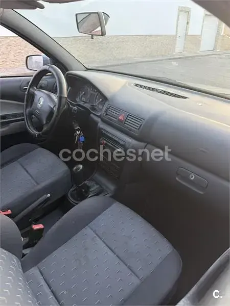 Usado Skoda Octavia Tour 90 CV (66 kW) 2005 Azul Berlina