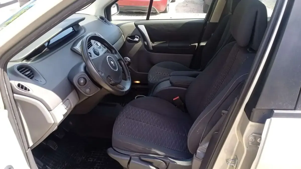Usado Renault Scénic II Dynamique 111 CV (81 kW) 2007 Gris Monovolumen