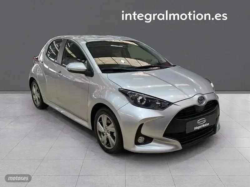 Usado Toyota Yaris Hybrid Active 115 CV (84 kW) 2025 Gris Berlina