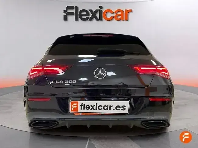 Usado Mercedes CLA200 Shooting Brake 163 CV (119 kW) 2021 Negro Familiar