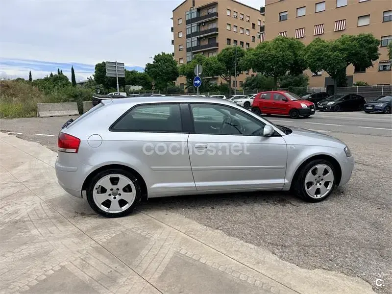 Usado Audi A3 Attraction 140 CV (102 kW) 2004 Gris / plata Utilitario