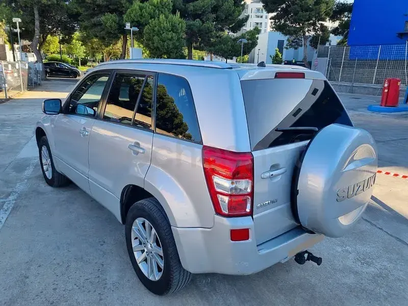 Usado Suzuki Grand Vitara 140 CV (102 kW) 2010 Gris / plata SUV