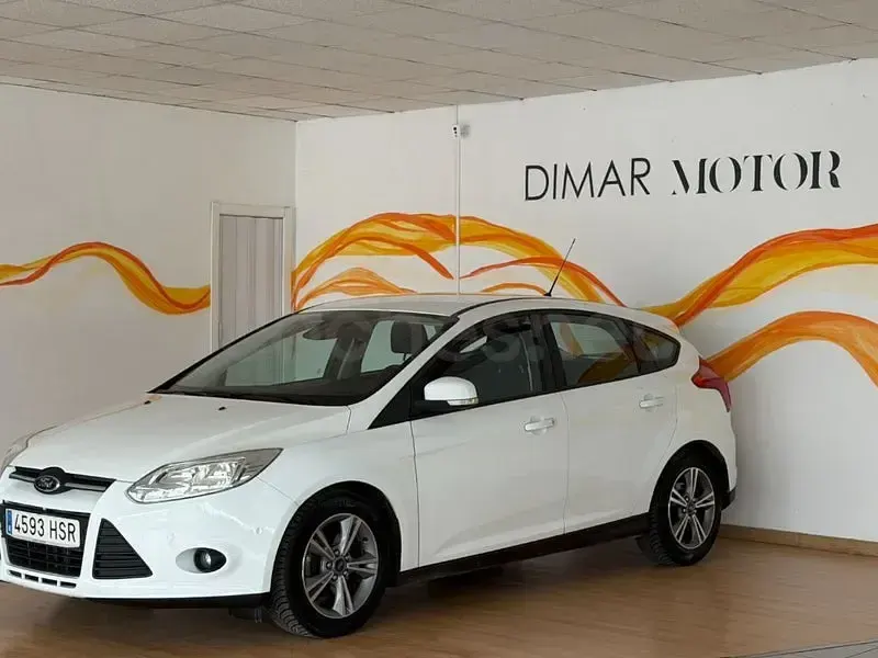 Usado Ford Focus Trend 125 CV (91 kW) 2013 Blanco Berlina