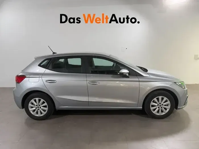 Usado Seat Ibiza Style 110 CV (80 kW) 2022 Gris plata Utilitario