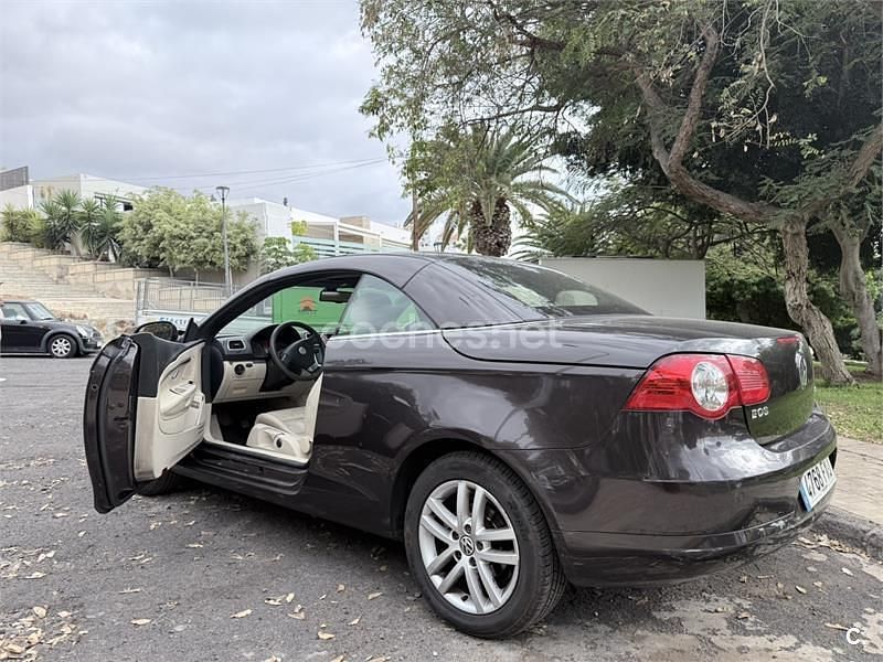 Usado VW Eos 140 CV (102 kW) 2007 Marrón Descapotable