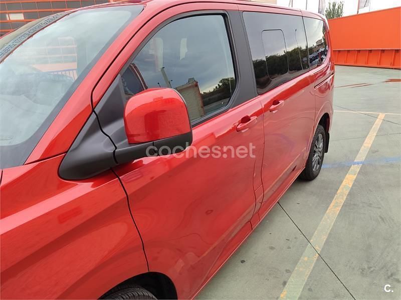 Usado Ford Tourneo Titanium 170 CV (125 kW) 2024 Rojo Monovolumen