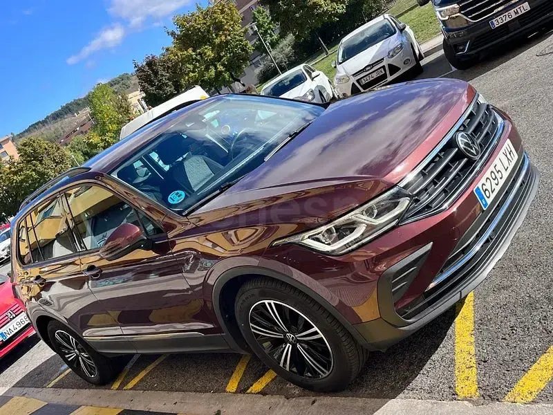 Usado VW Tiguan Life 150 CV (110 kW) 2022 Granate SUV