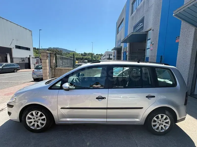 Usado VW Touran Edition 105 CV (77 kW) 2009 Gris / plata Monovolumen