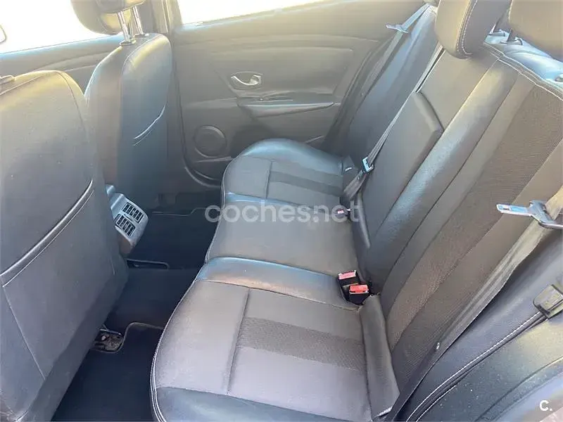 Usado Renault Fluence Dynamique 105 CV (77 kW) 2010 Gris / plata Berlina
