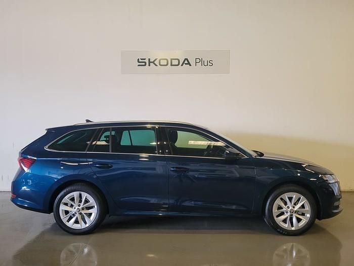 Usado Skoda Octavia Ambition 110 CV (80 kW) 2023 Color azul Familiar