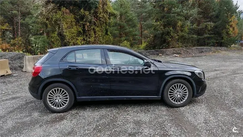 Käytetty Mercedes GLA200 Style 136 HP (100 kW) 2016 Musta Katumaasturi