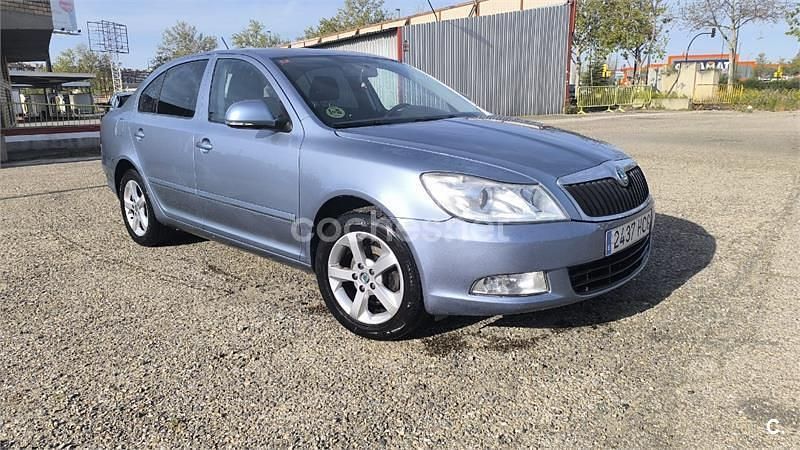 Usado Skoda Octavia Family 105 CV (77 kW) 2011 Gris / plata Berlina