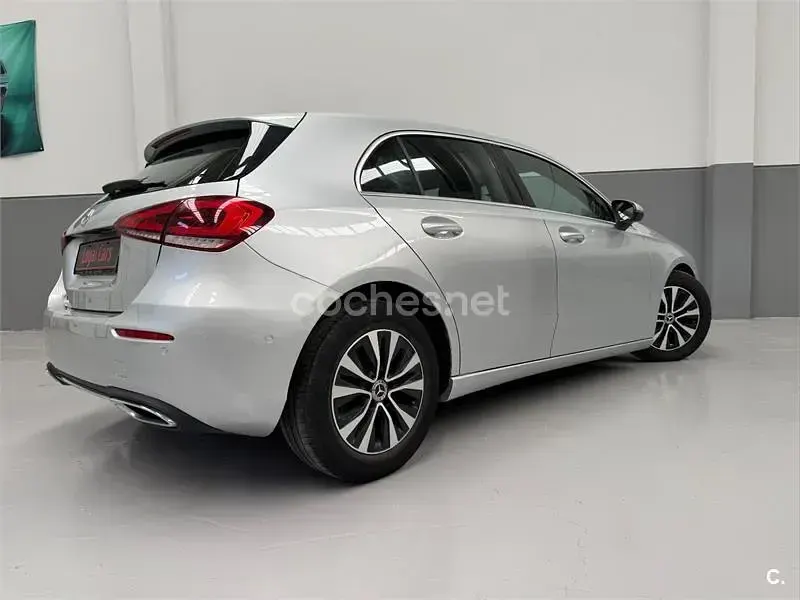 Usado Mercedes A180 116 CV (85 kW) 2020 Gris / plata Berlina