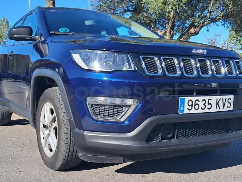 Usado Jeep Compass Sport 140 CV (102 kW) 2019 Gris / plata SUV
