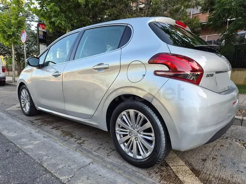 Usado Peugeot 208 Allure 82 CV (60 kW) 2018 Gris / plata Utilitario