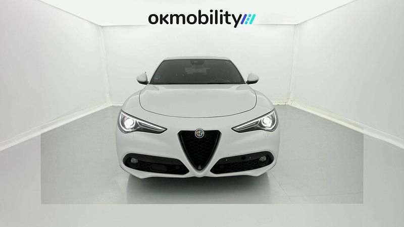 Usado Alfa Romeo Stelvio Sprint 160 CV (117 kW) 2022 Blanco ártico SUV