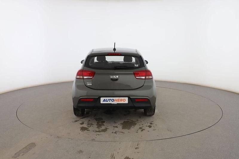 Usado Kia Rio 101 CV (74 kW) 2022 Gris Berlina
