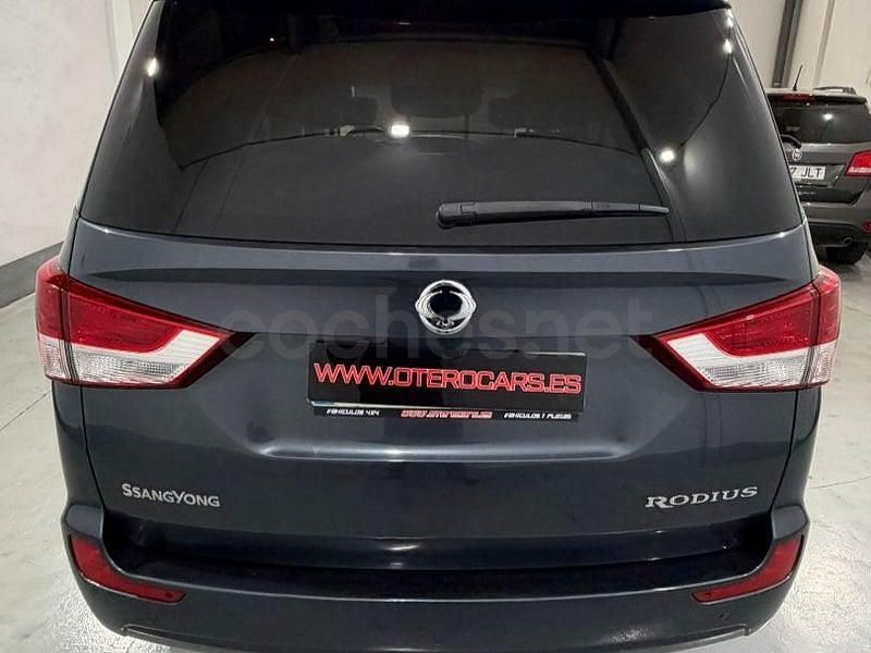 Usado Ssangyong (KGM) Rodius 178 CV (130 kW) 2018 Gris / plata Monovolumen
