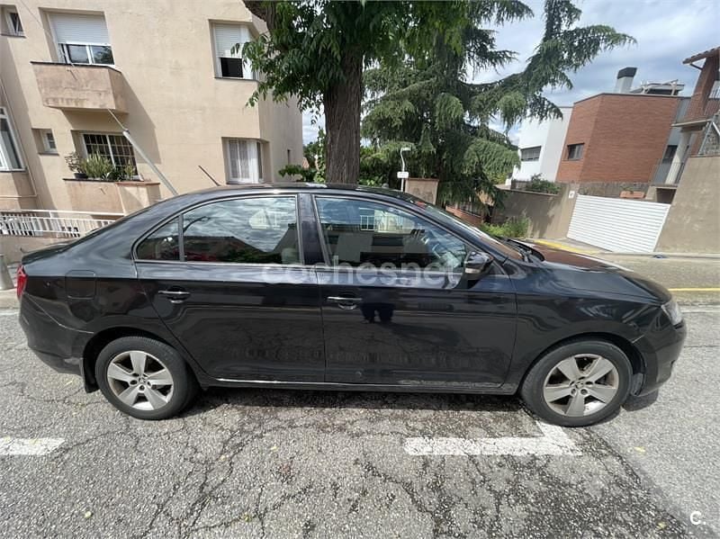 Usado Skoda Rapid Active 116 CV (85 kW) 2015 Negro Utilitario