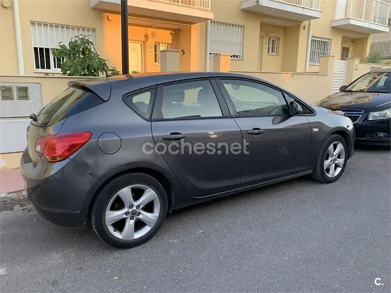 Usado Opel Astra Selective 95 CV (69 kW) 2012 Negro Berlina
