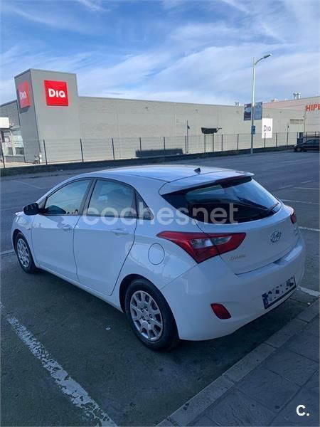 Usado Hyundai i30 90 CV (66 kW) 2015 Blanco Berlina
