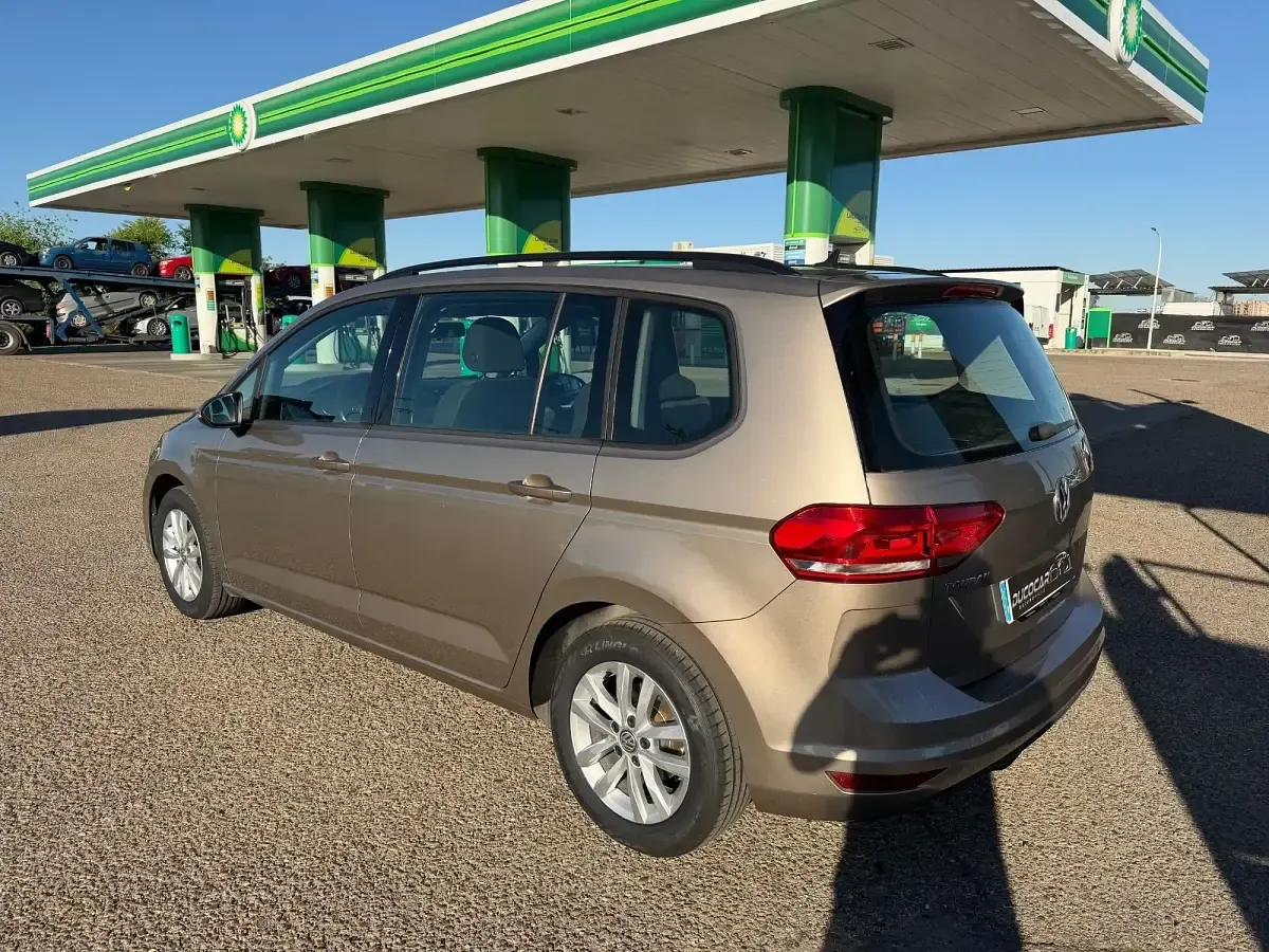 Usado VW Touran Edition 115 CV (84 kW) 2018 Beige Monovolumen