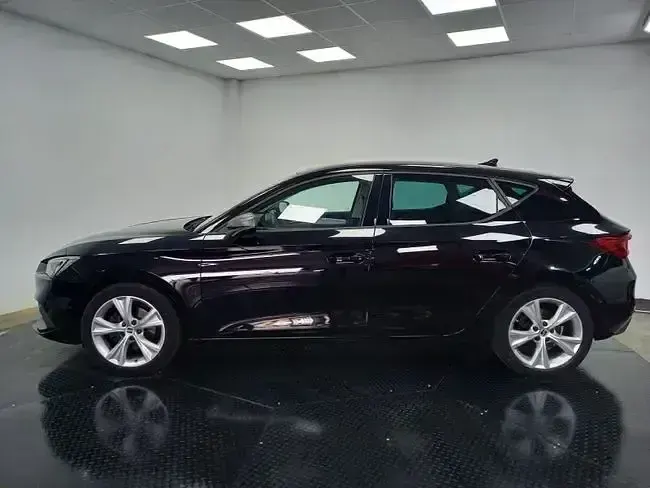 Usado Seat Leon FR 110 CV (80 kW) 2021 Negro Berlina