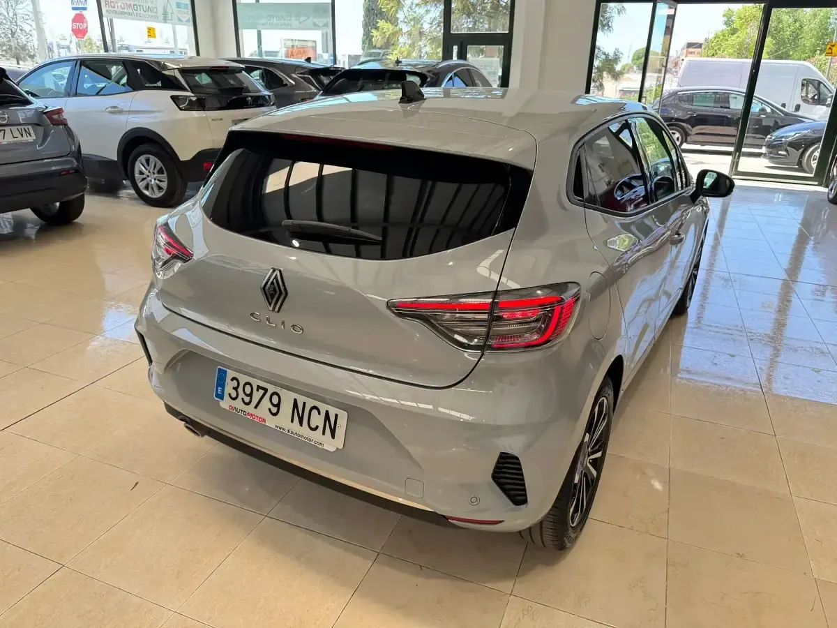 Usado Renault Clio Techno 90 CV (66 kW) 2025 Gris Utilitario