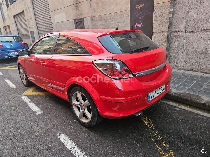 Usado Opel Astra GTC Sport 105 CV (77 kW) 2006 Rojo Berlina