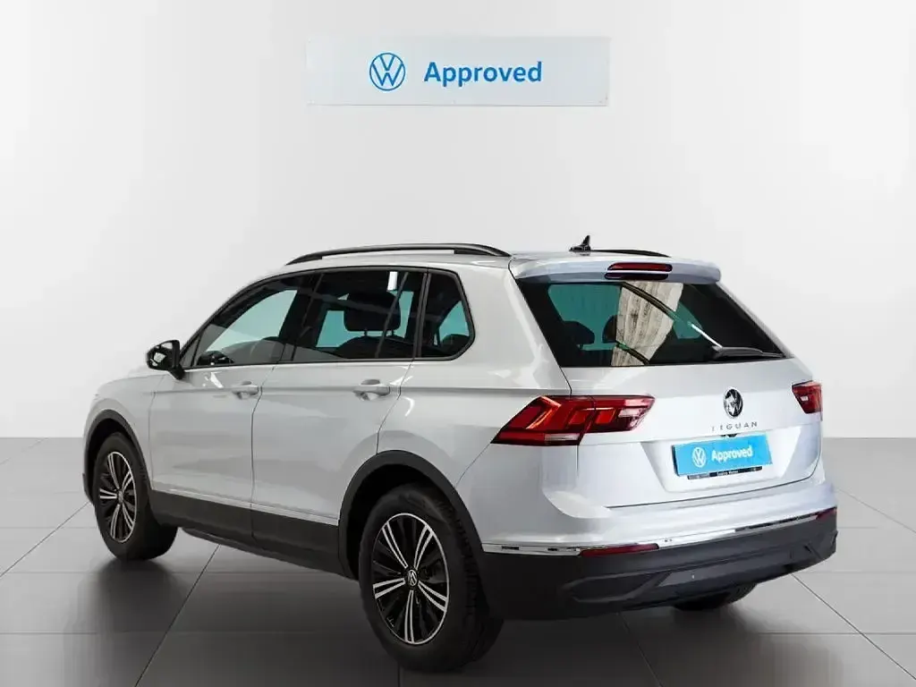 Usado VW Tiguan Life 123 CV (90 kW) 2023 Gris / plata SUV