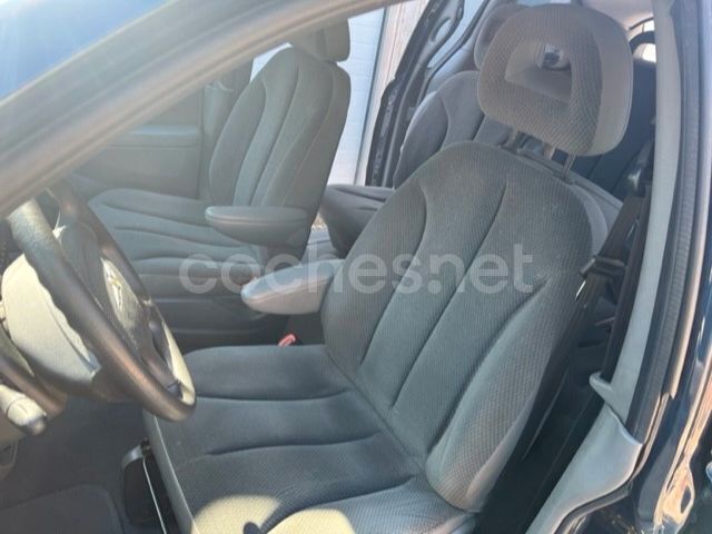 Usado Chrysler Voyager 150 CV (110 kW) 2004 Azul Monovolumen