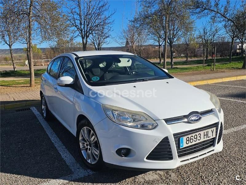 Usado Ford Focus Trend 100 CV (73 kW) 2012 Blanco Berlina