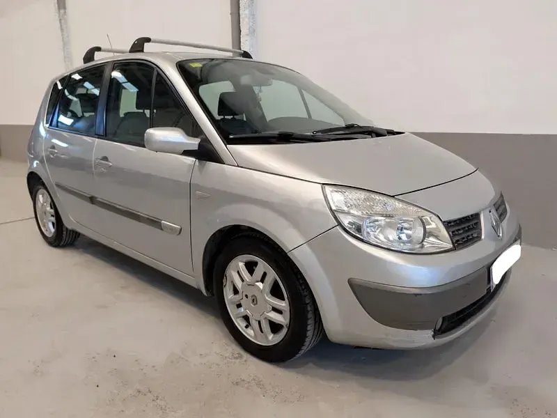 Usado Renault Scénic II Expression 130 CV (95 kW) 2005 Gris / plata Monovolumen