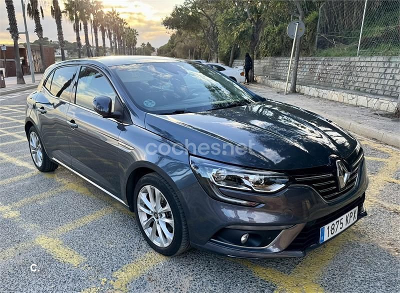 Usado Renault Mégane IV Zen 140 CV (102 kW) 2018 Gris / plata Berlina