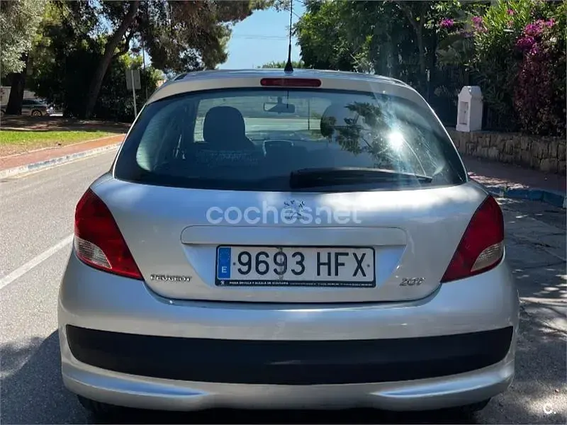 Usado Peugeot 207 Active 75 CV (55 kW) 2011 Gris / plata Berlina