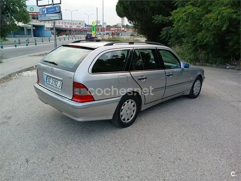 Usado Mercedes C220 Elegance 125 CV (91 kW) 2000 Gris / plata Familiar