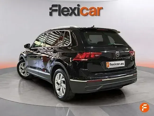 Używany VW Tiguan Life 150 KM (110 kW) 2023 Czarny SUV
