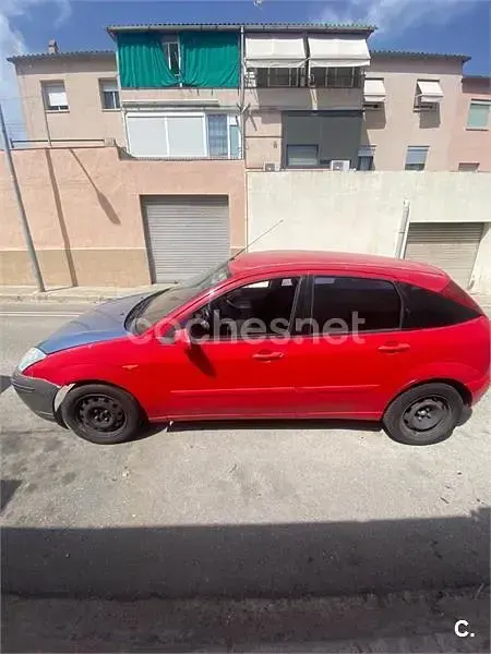 Usado Ford Focus Trend 100 CV (73 kW) 2004 Rojo Berlina
