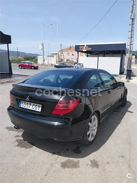 Usado Mercedes C220 143 CV (105 kW) 2003 Negro Berlina