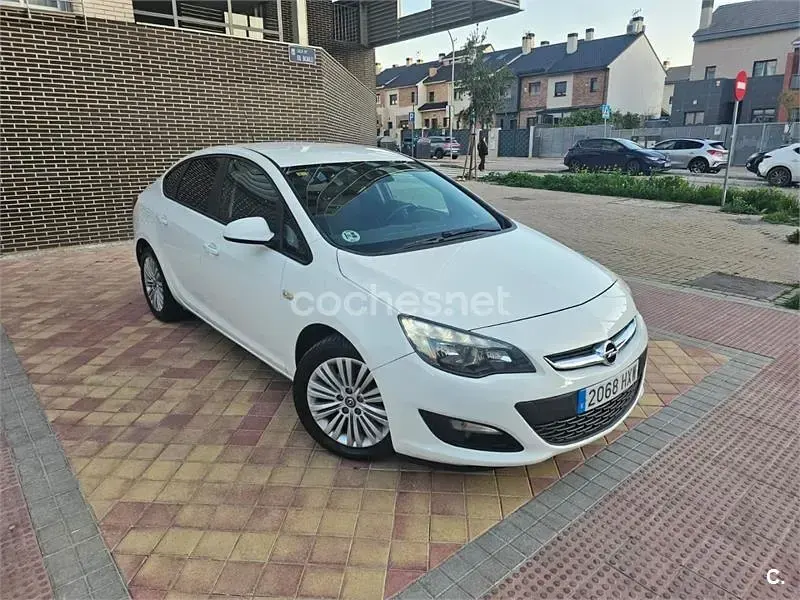 Usado Opel Astra Excellence 110 CV (80 kW) 2014 Blanco Berlina