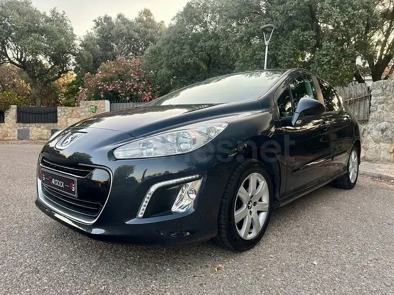 Usado Peugeot 308 Active 120 CV (88 kW) 2013 Gris / plata Berlina