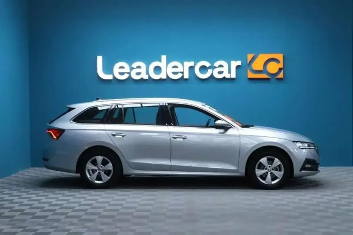 Usado Skoda Octavia Ambition 150 CV (110 kW) 2022 Plateado Familiar