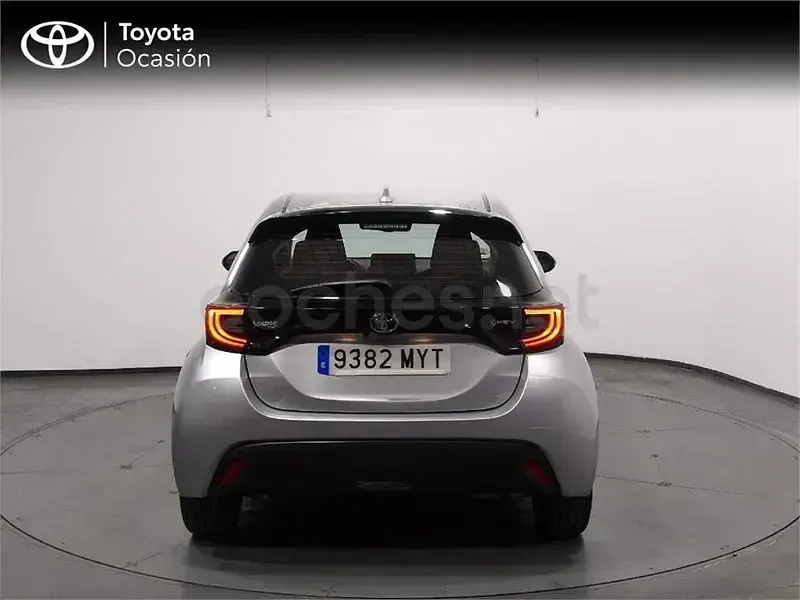 Usado Toyota Yaris Hybrid Active 116 CV (85 kW) 2025 Gris / plata Berlina