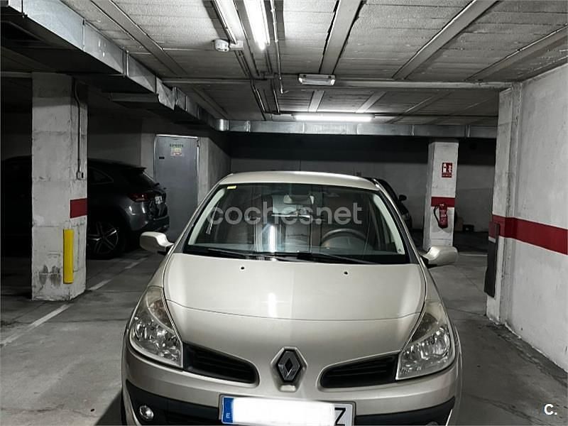Usado Renault Clio II 85 CV (62 kW) 2006 Beige Berlina