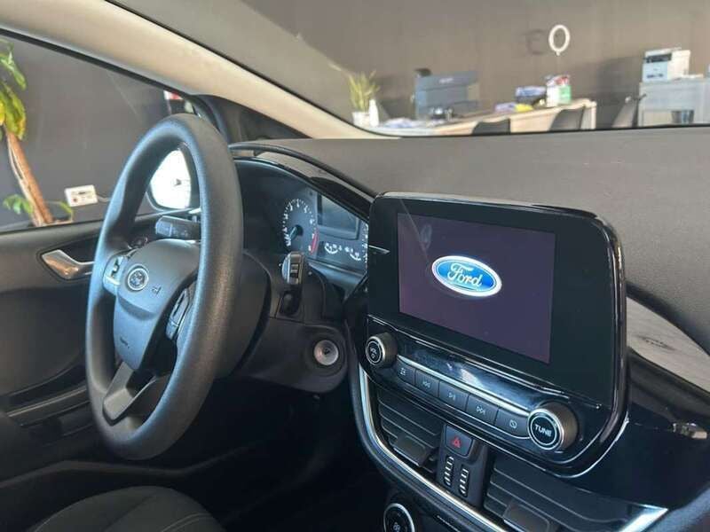 Usado Ford Fiesta Trend+ 86 CV (63 kW) 2018 Gris Utilitario